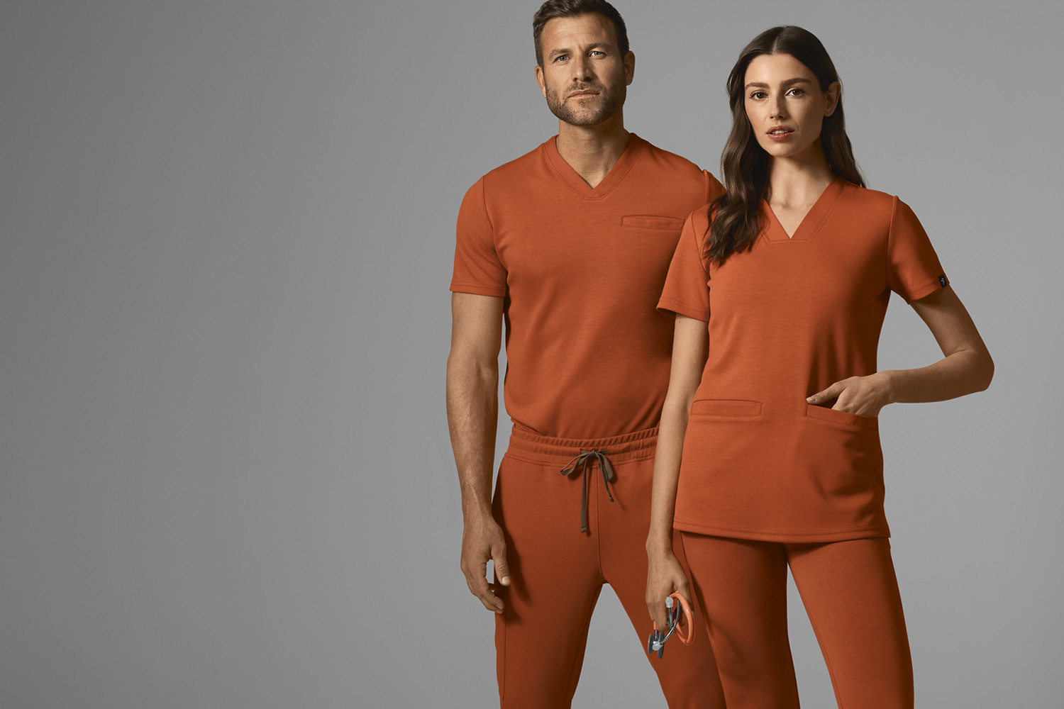 Twee modellen in de herfsttrendkleur Copper Canyon